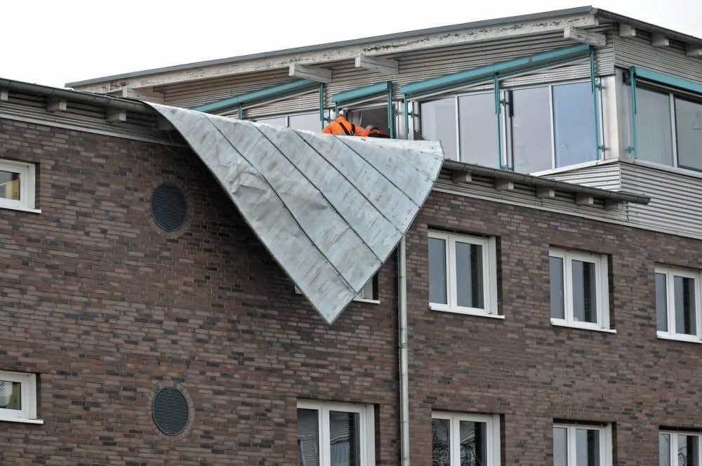 Der Sturm hat das Dach des Finanzamtes in Dessau-Roßlau abgedeckt.