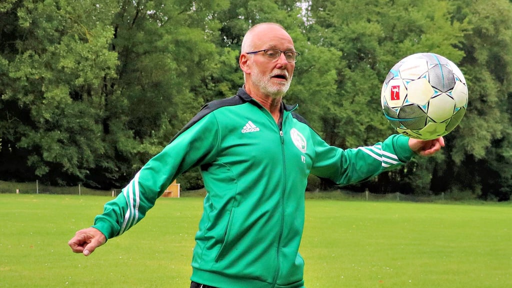 Volkmar Zobel zeigt auf dem Sportplatz in Harkerode sein Geschick im Umgang mit dem Ball.