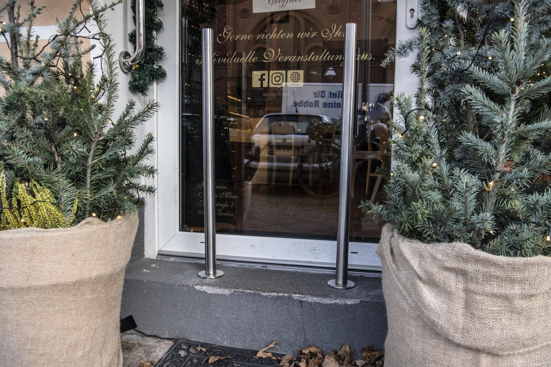 Bei Twitter empören sich Nutzer über dieses Berliner Café und seine Poller gegen Kinderwagen.