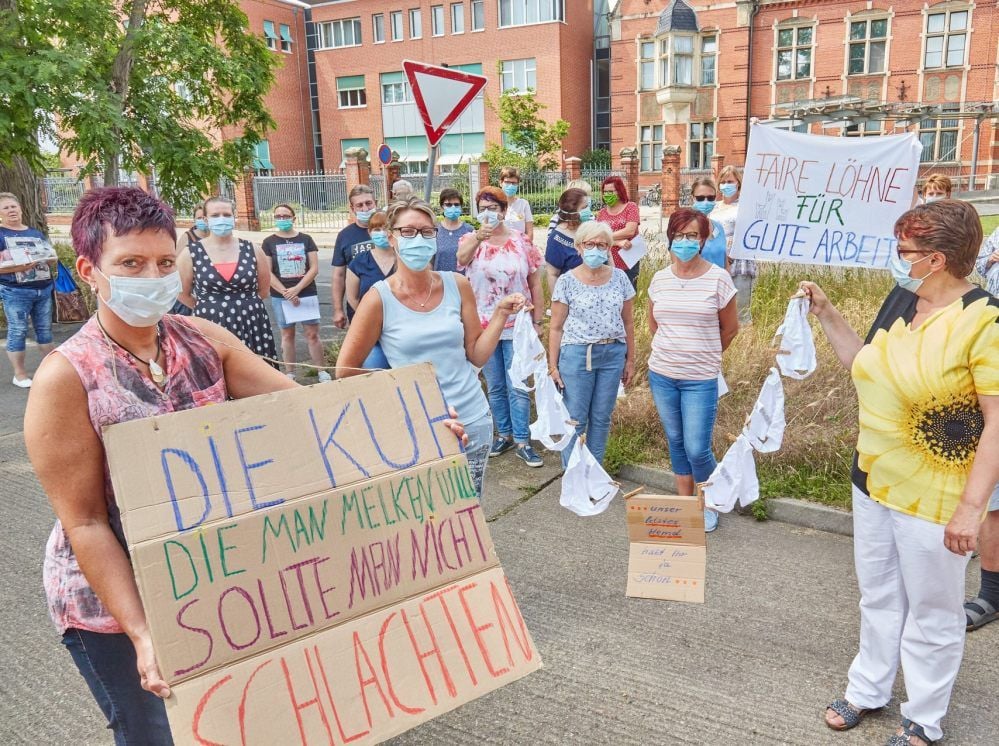 Rund 40 Beschäftigte des Ameos-Klinikums Bernburg nutzten am Dienstag ihre Mittagspause, um vor dem Haupteingang an der Kustrenaer Straße auf den weiterhin ungelösten Tarifstreit aufmerksam zu machen.