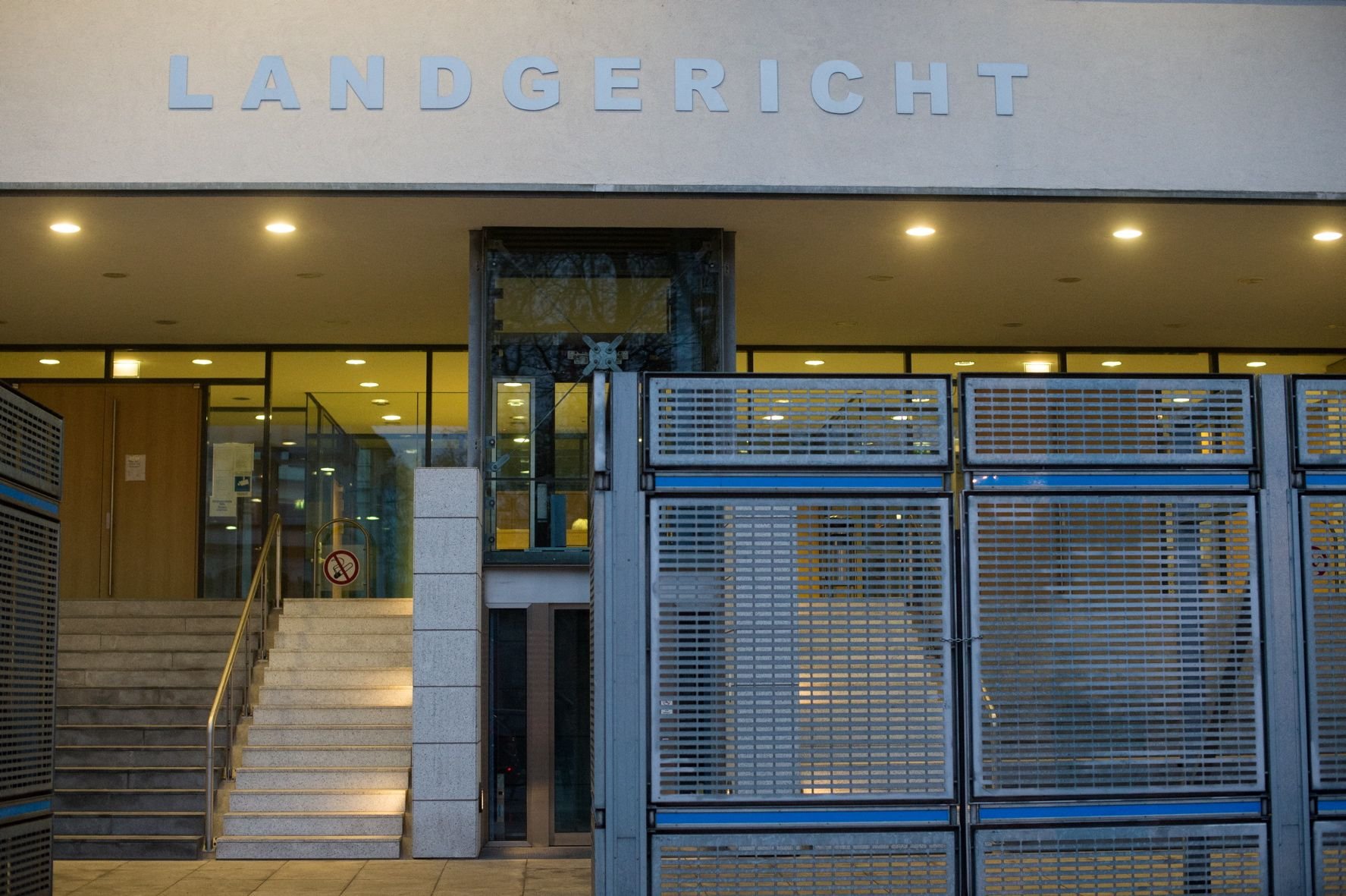 Der Schriftzug „Landgericht” steht über dem Eingang des Gerichtsgebäudes in Magdeburg.
