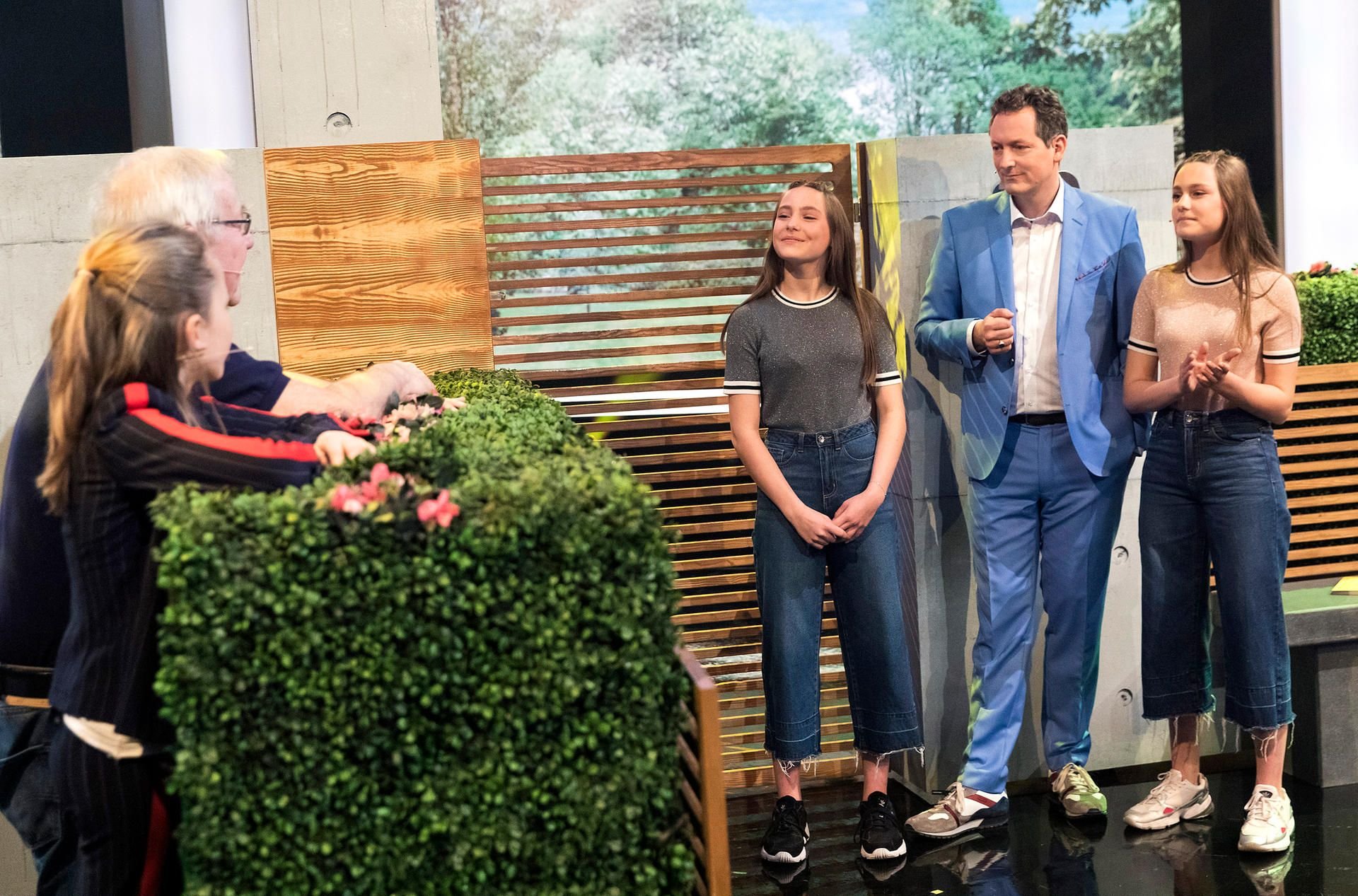 Rosa und Laila Meinecke mit Moderation Eckart von Hirschhausen bei der TV-Show „Frag doch mal die Maus“
