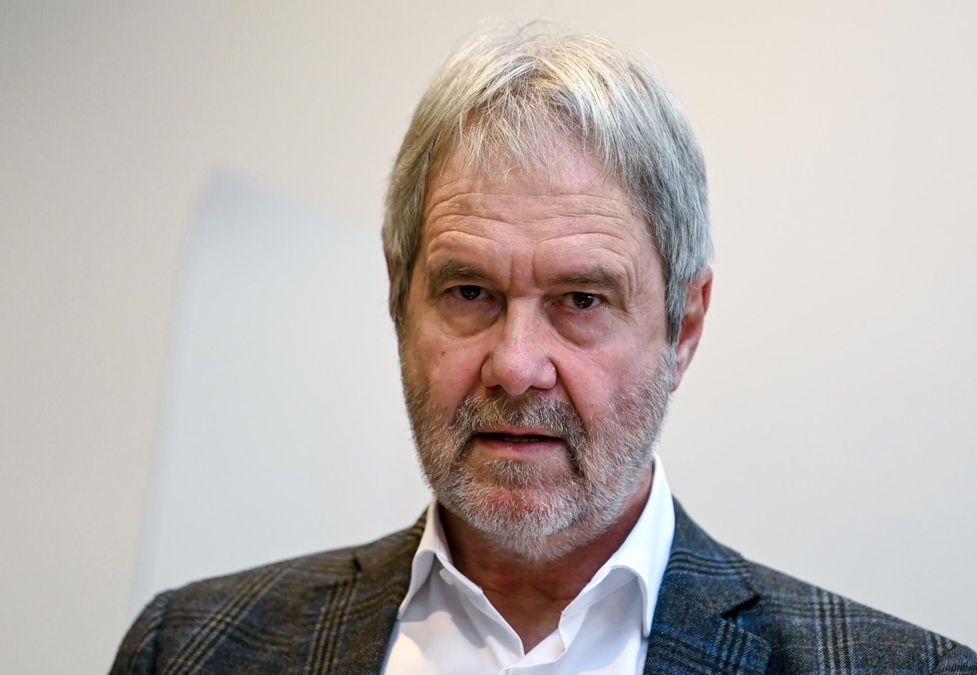 Norbert Leygraf sitzt als Gutachter im Verhandlungssaal vor Beginn des 18. Prozesstages gegen den Halle-Attentäter.