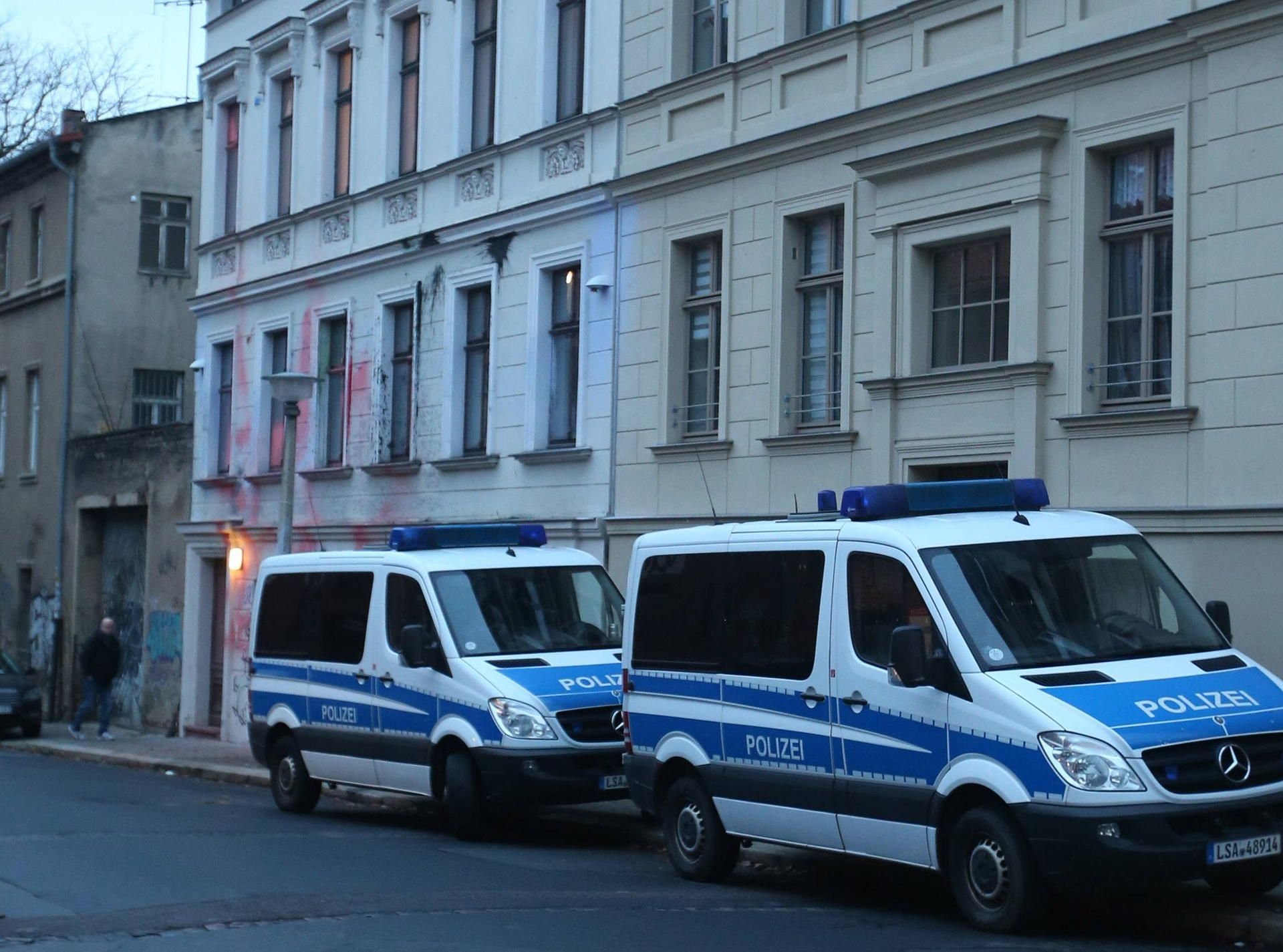 Fahrzeuge der Polizei vor dem Haus der Identitären Bewegung in Halle.