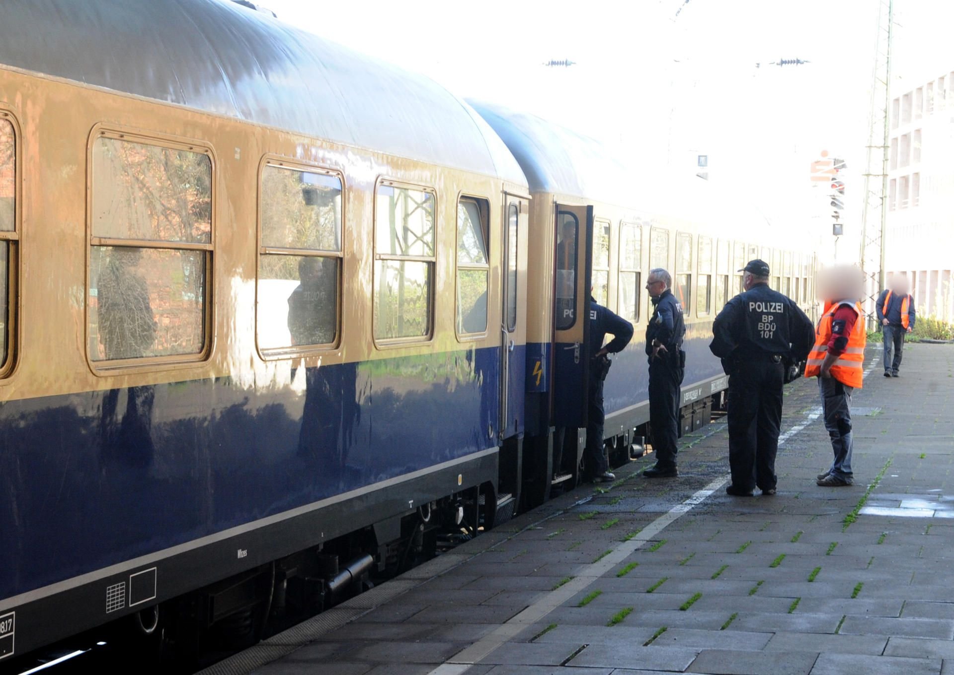Polizisten stehen am 15.4.2018 auf dem Bahnhof Mönchengladbach an einem Sonderzug für Fußballfans.
