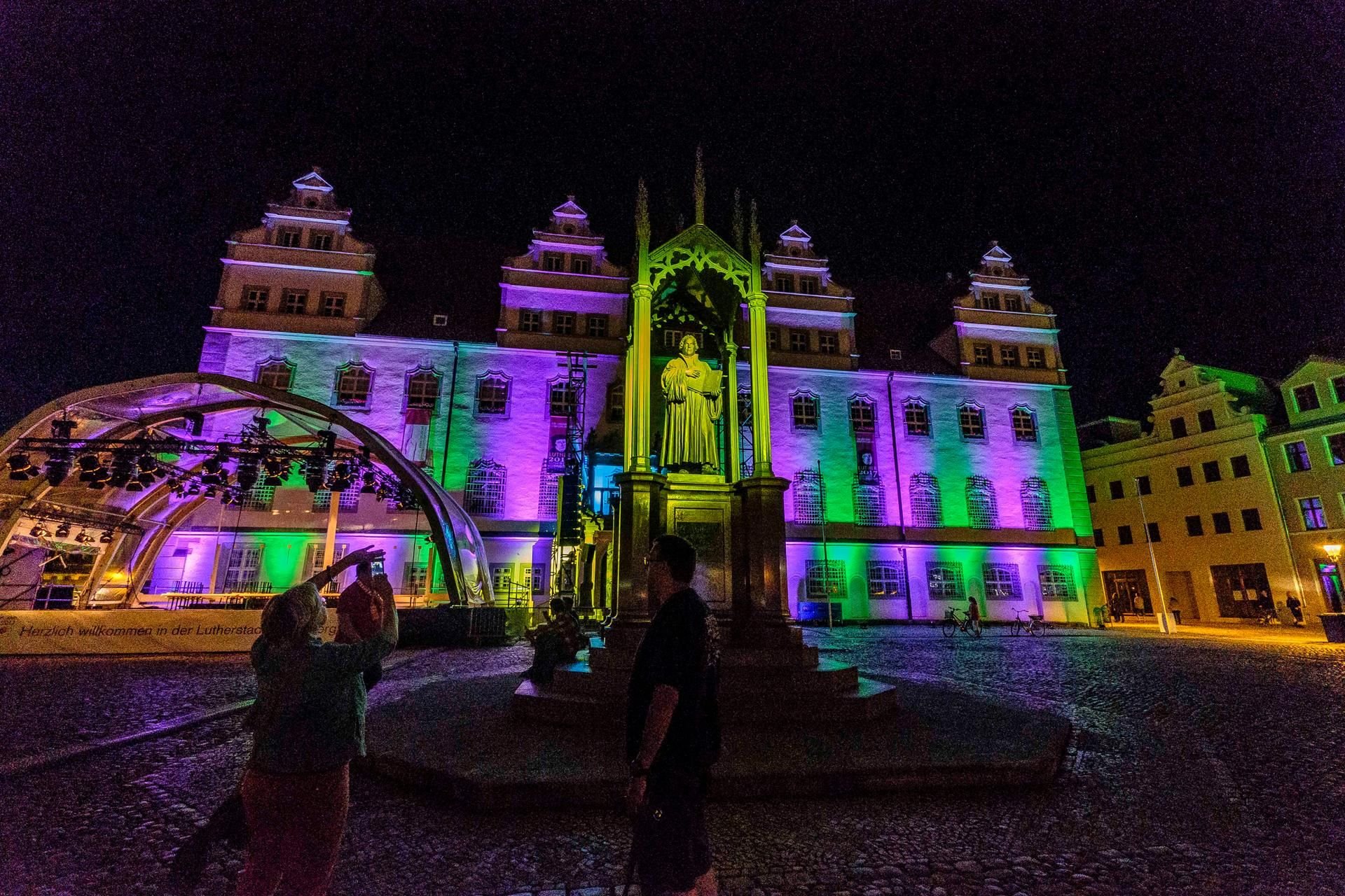 Der Marktplatz in stimmungsvoller Abendbeleuchtung.