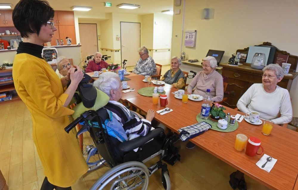 Kaffeezeit im Altenhilfezentrum St. Antonius in Aschersleben: Beata Bara unterhält sich mit den Bewohnern über Silvestertraditionen.