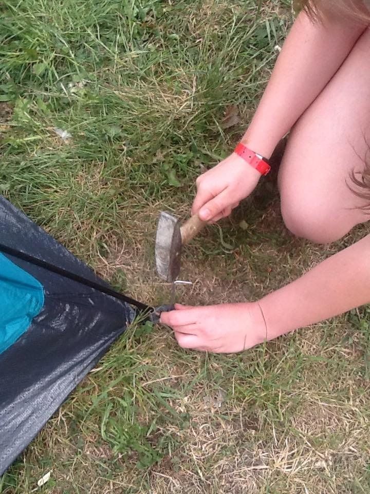 Erfahrene Camper haben auch einen Hammer dabei.