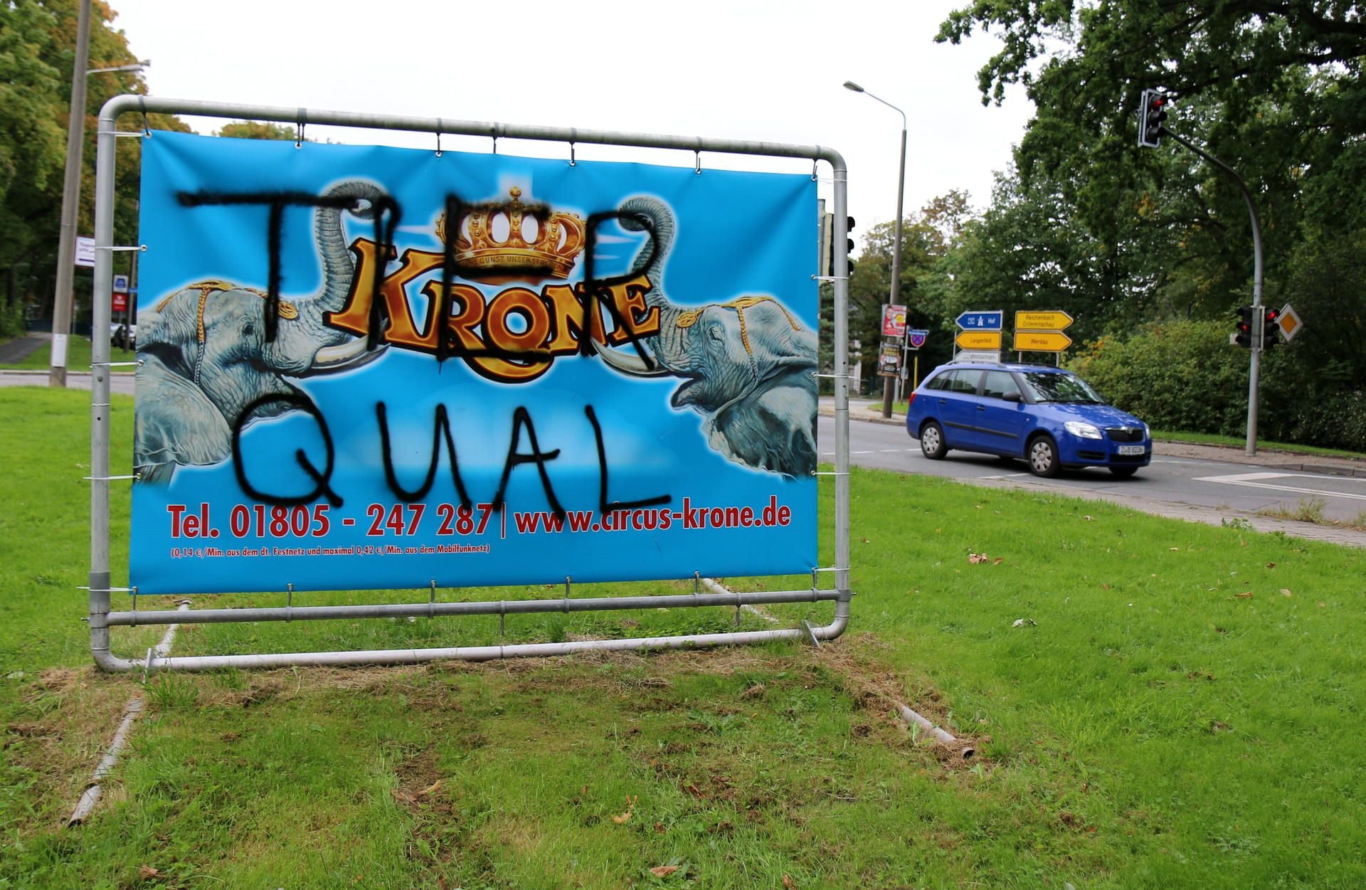 Ein beschmiertes Werbeplakat, das auf den Circus Krone hinweist, aufgenommen an einer Kreuzung von Zwickau