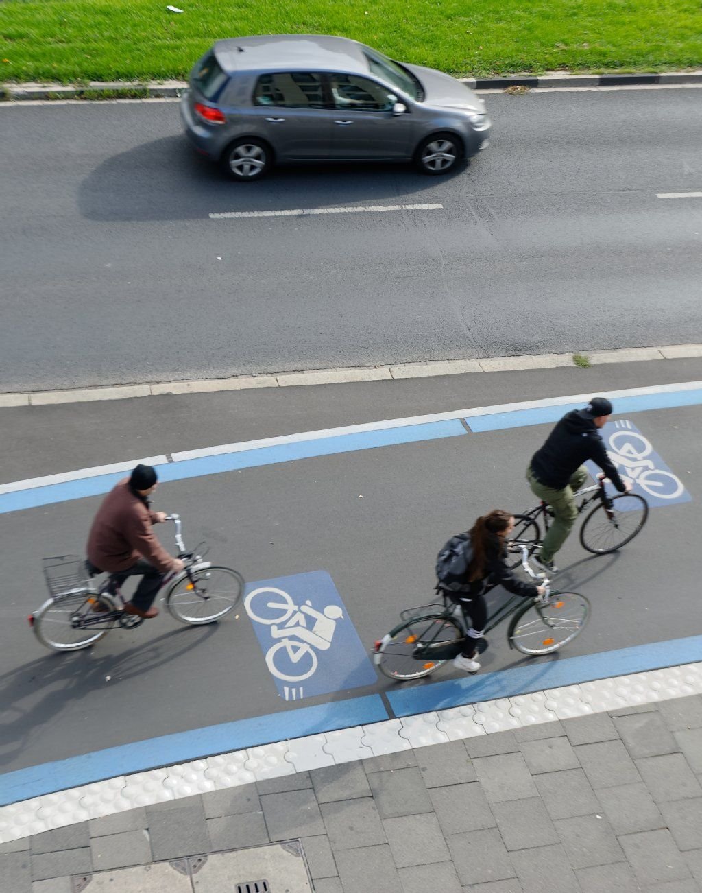 Immer mehr Kommunen holen die Radfahrer runter vom Radweg und zurück auf die Straße.