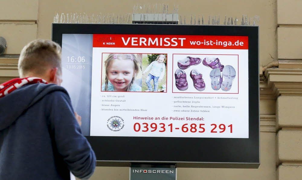 Auf einer Werbetafel im halleschen Hauptbahnhof wird auf die Suche nach Inga hingewiesen. Die Fünfjährige wird seit dem 2. Mai vermisst.