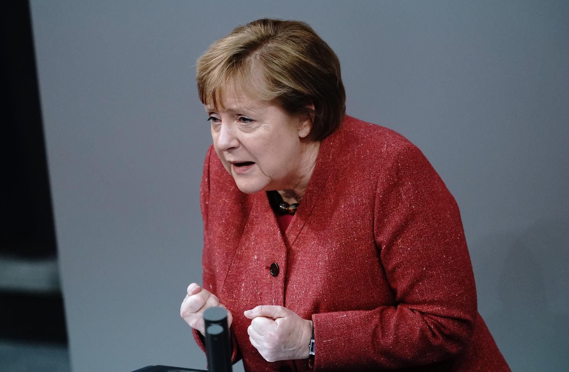 Bundeskanzlerin Angela Merkel (CDU) spricht während der Generaldebatte zum Bundeshaushalt im Bundestag.