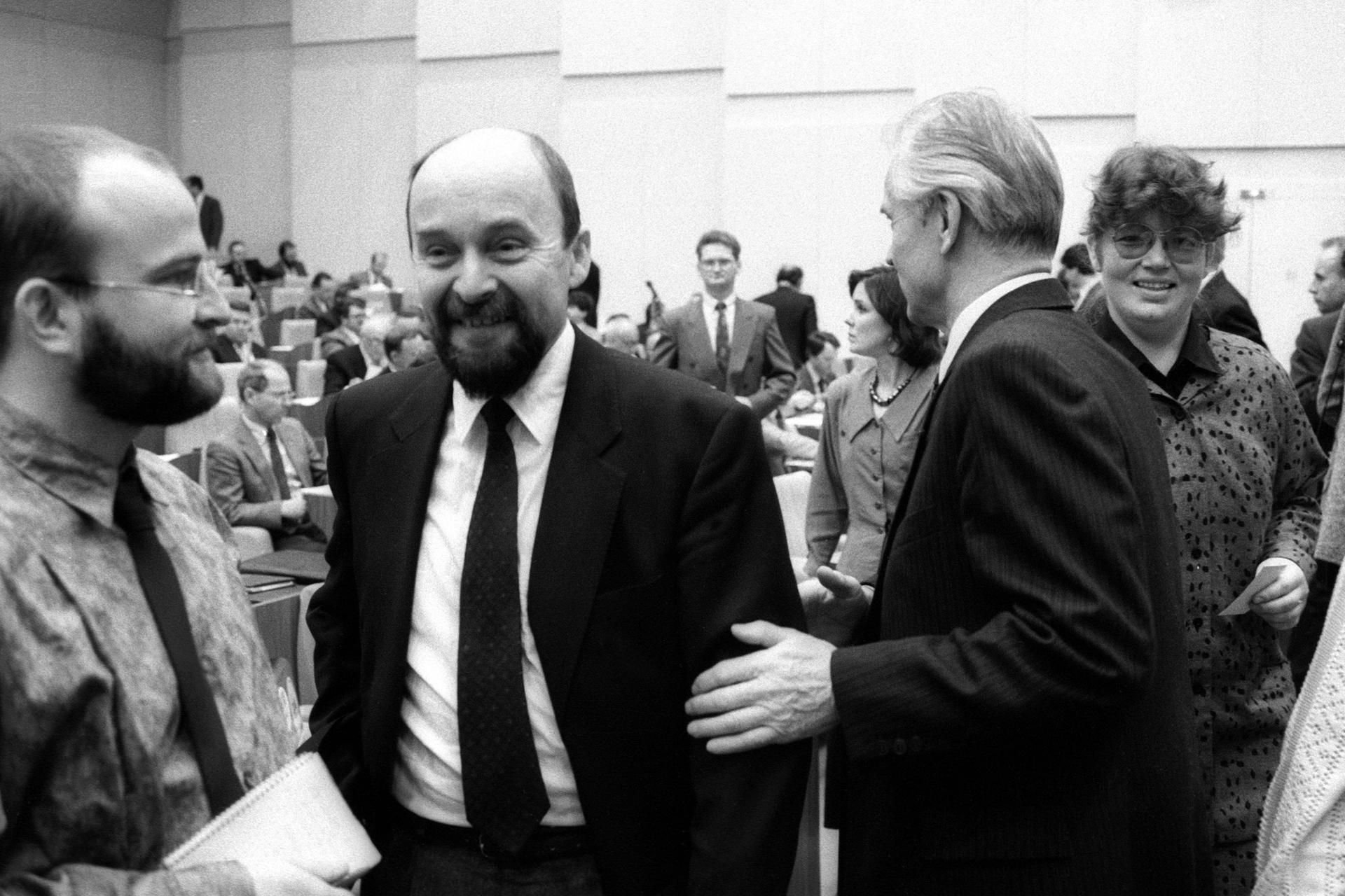 Rainer Eppelmann (2.v.li., GDR/CDU) und Hans Modrow (2.v.re., GDR/PDS/Abgeordneter der Volkskammer) während einer Volkskammersitzung 1990 in Berlin Ost,