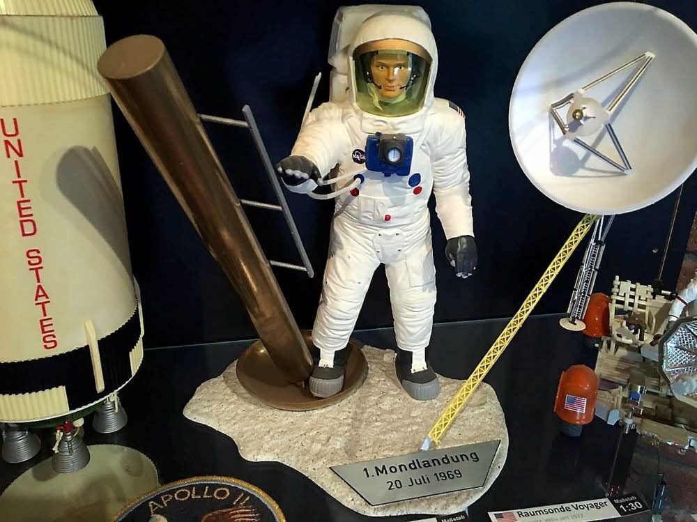 Matthias Reinäcker hat viele Modelle zur bemannten Raumfahrt gebastelt. Die sind jetzt in den Vitrinen des Planetariums zu sehen.