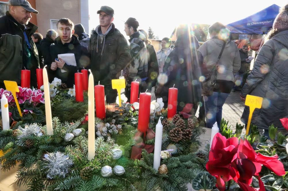 Auf dem Weihnachtsmarkt wird auch Adventsschmuck angeboten.