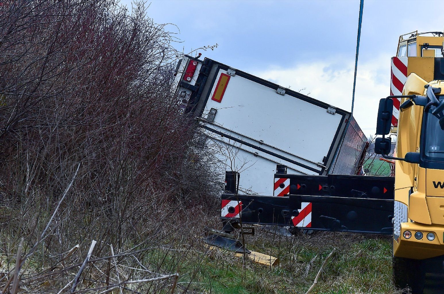 Lkw-Unfall Auf A 38: Lkw-Unfall Auf A 38: Verunglückter Lastwagen Bei ...