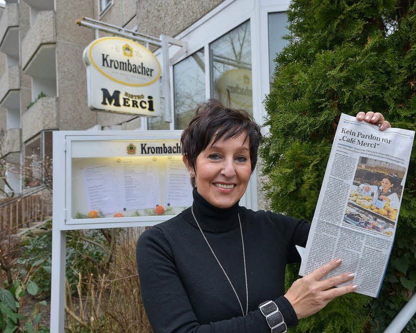 Christine Döring vom „Bistro Merci“ liest von der Klage des Süßwarenherstellers Storck gegen ein Café, das den Namen „Merci“ nutzt.