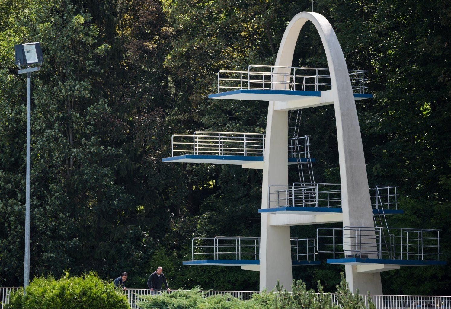 Der Sprungturm des Freibades in Kulmbach (Bayern), aufgenommen am 26.Juli 2015.