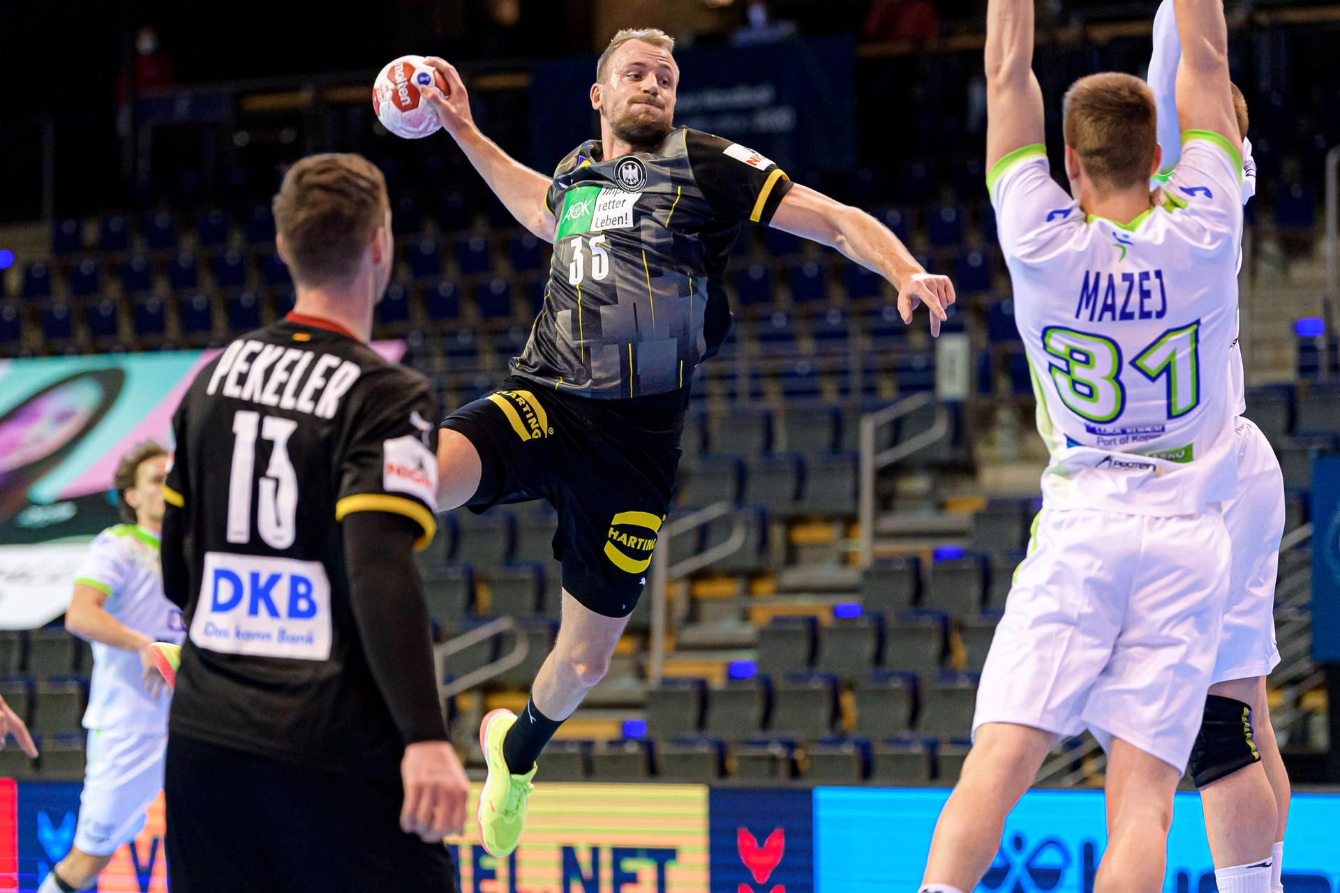 Julius Kühn wirft ein Tor im Spiel gegen Slowenien.