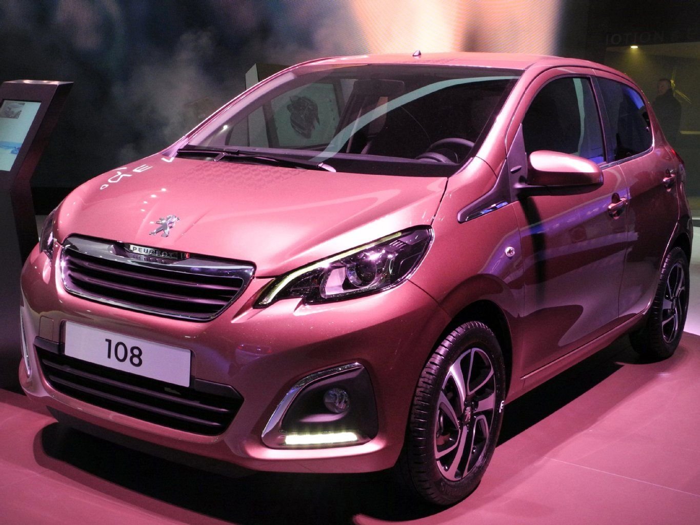 Der 108 gibt sich mit seinem chromumrandeten Kühlergrill unverkennbar als Peugeot zu erkennen.