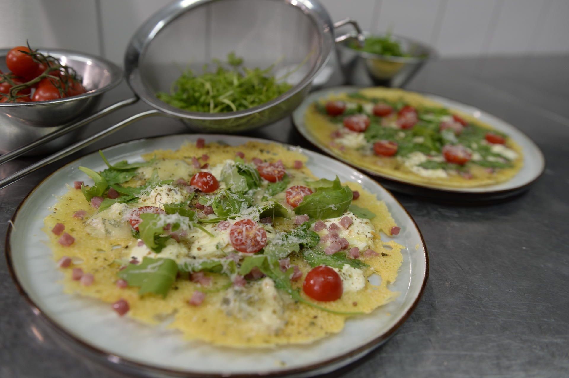 Diese Pizza besteht nur aus Käse.