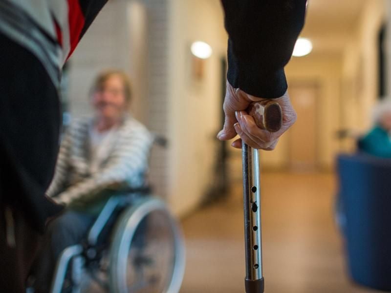 Wer berufstätig ist und akut die Pflege eines Angehörigen organisieren muss, kann sich ab Jahresbeginn zehn Tage lang vom Arbeitgeber freistellen lassen – ohne dabei Gehalt einzubüßen.