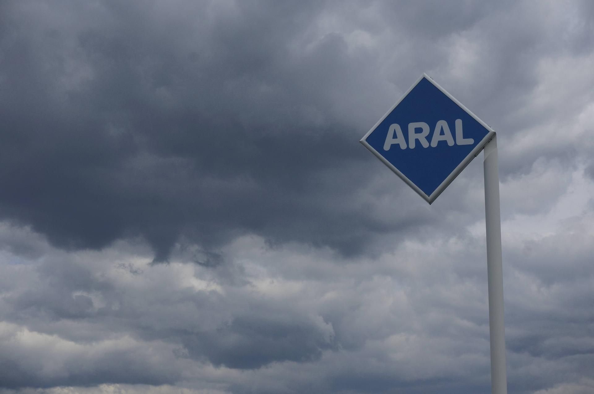 Blick auf das Schild einer Aral-Tankstelle.