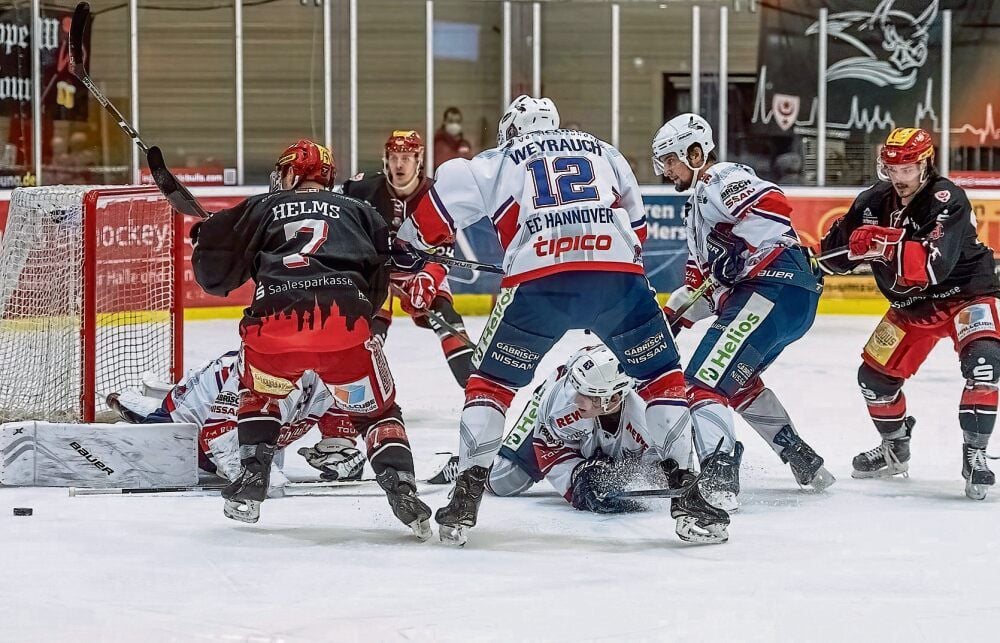 Kyle Helms (Halle) scheitert an Hannovers Keeper Lukas Schaffrath.