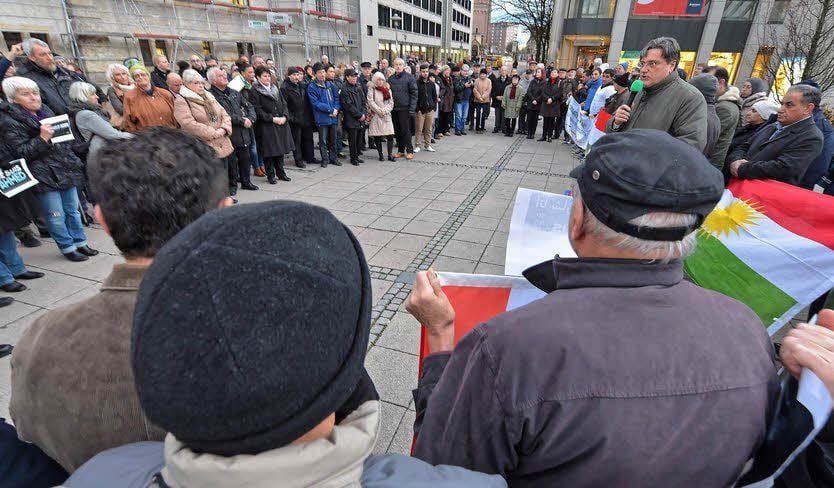 Rund 300 Teilnehmer hatten sich am Mittwoch an der Friedensglocke zur Mahnwache „Je suis Ahmed - Je suis Charlie“.versammelt.