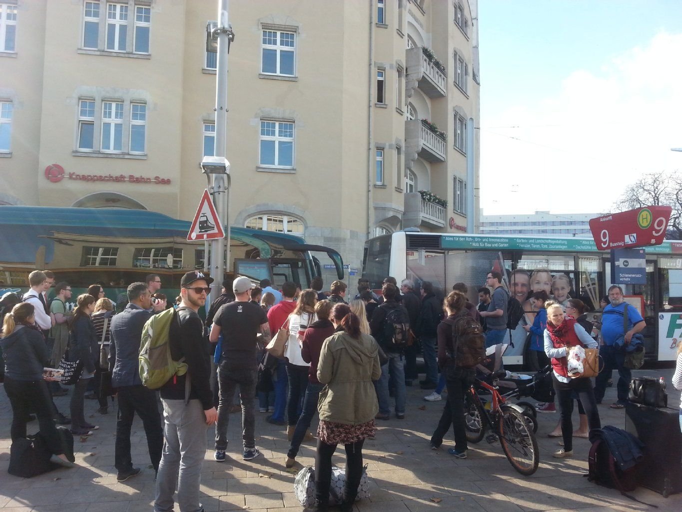 Vor dem Hauptbahnhof in Halle warten etwa 80 gestrandete Passagiere vor einem Bus, der angeblich nach Leipzig fahren soll. Wann und welche Strecke wissen aber nicht einmal die Busfahrer selbst.