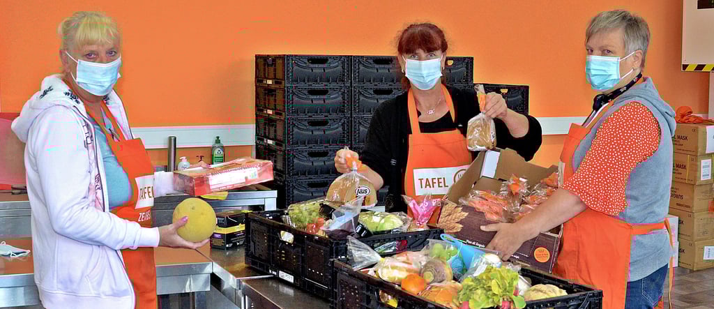 Tafel-Leiterin Ute van Tulden, Sylvia Henzel und Kindertafel-Chefin Birgit Brandtscheit (v.l.) portionieren die Lebensmittel für die Kunden der Zerbster Tafel, die zuvor gesammelt und sortiert werden mussten. Montag, Mittwoch und Freitag werden die Lebensmittel dann an Bedürftige ausgegeben.