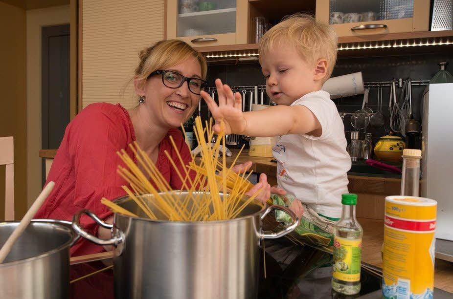 Philipp half Mutti Kathleen Schulze bei den Vorbereitungen.