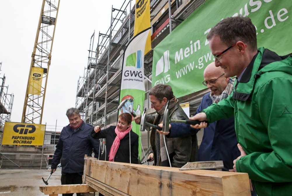 Hämmern beim Richtfest (von rechts): Alexander Conrad (GWG), OB Bernd Wiegand, Lutz Mengewein (Architekt), Jana Kunzig (GWG) und Klaus Papenburg, Geschäftsführer der GP Papenburg Baugesellschaft GmbH.