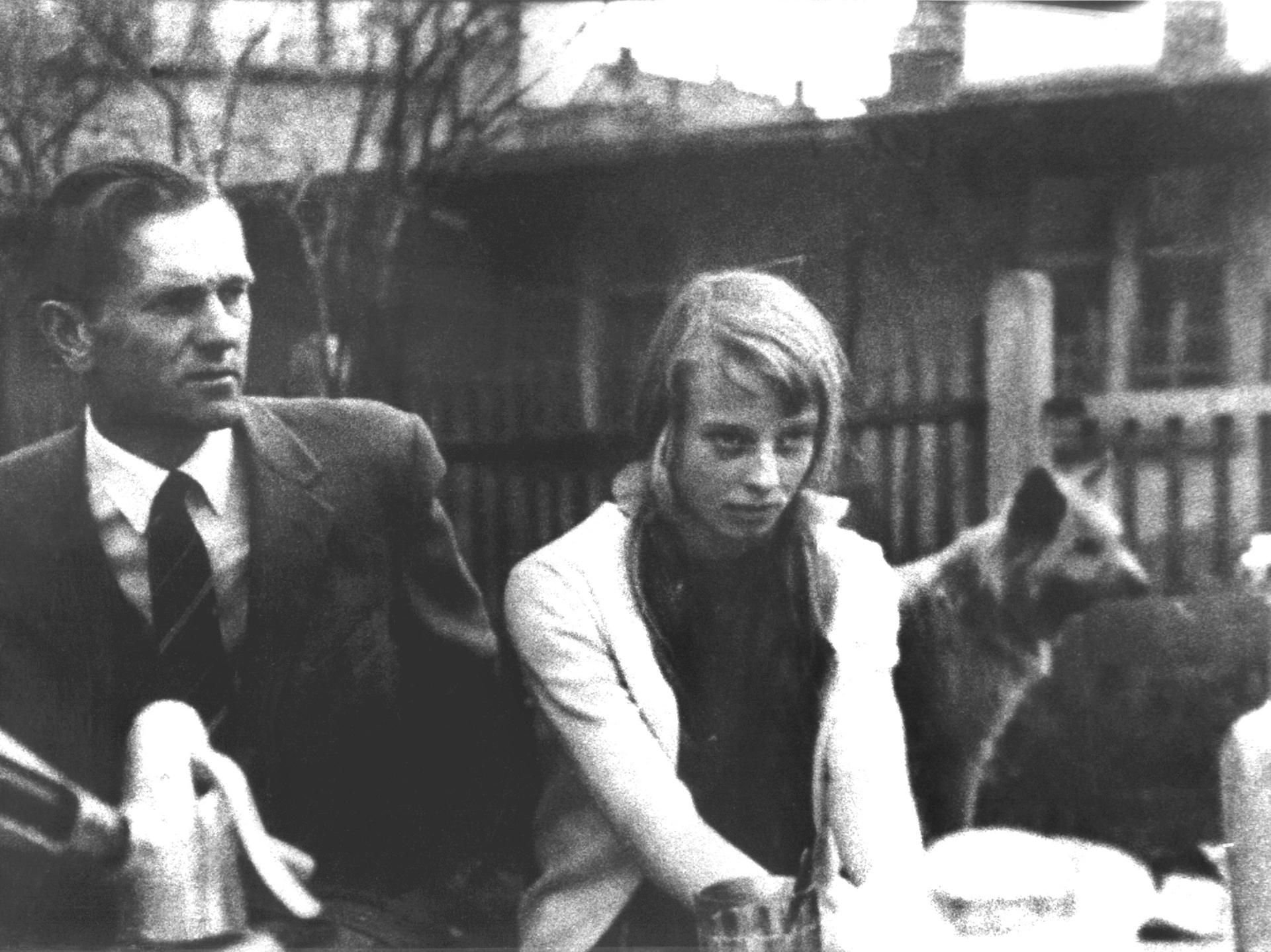 Pfarrer Oskar Brüsewitz mit seiner Tochter Dorothea in einer undatierten Aufnahme.