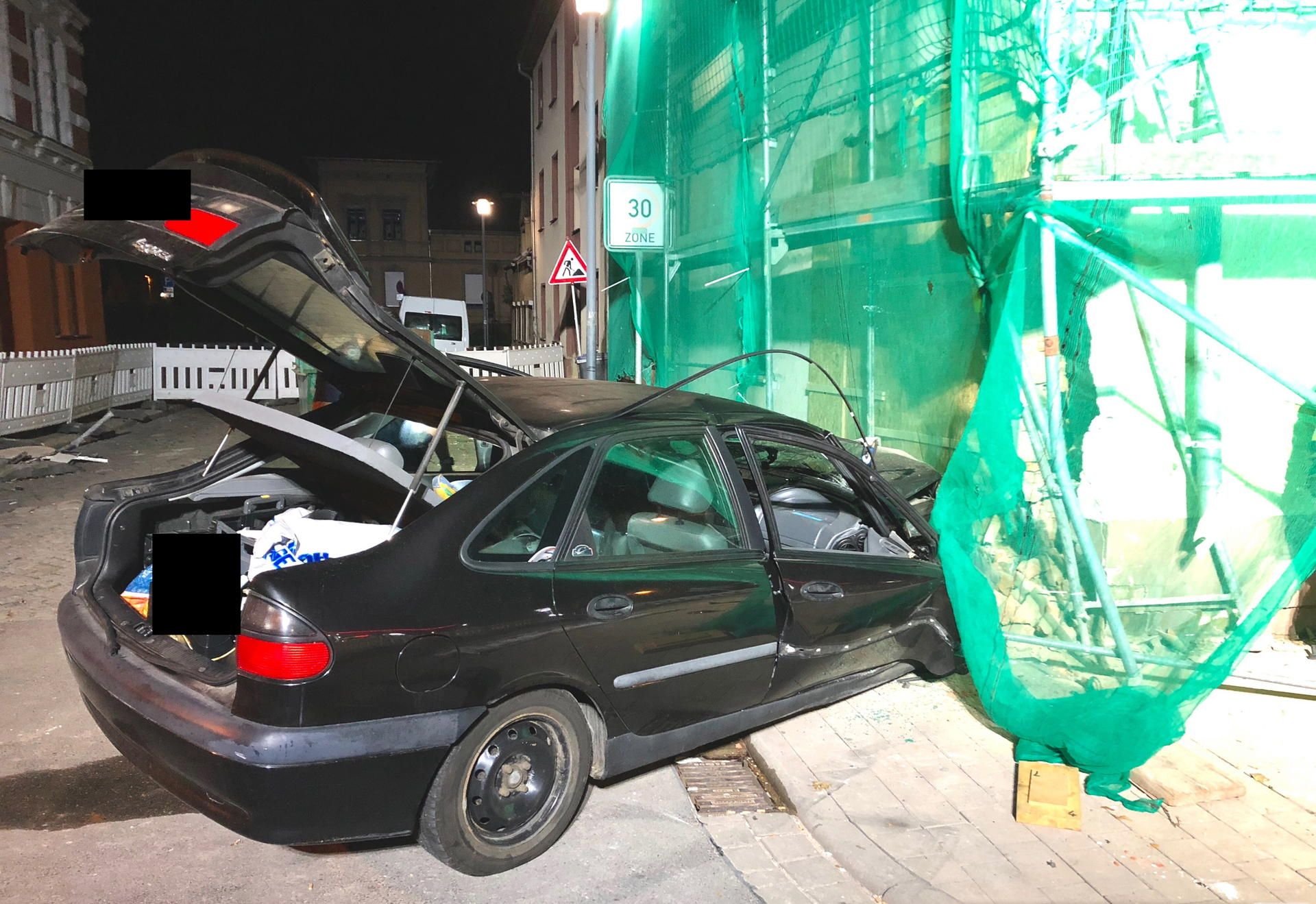 Auto fährt in Baustelle