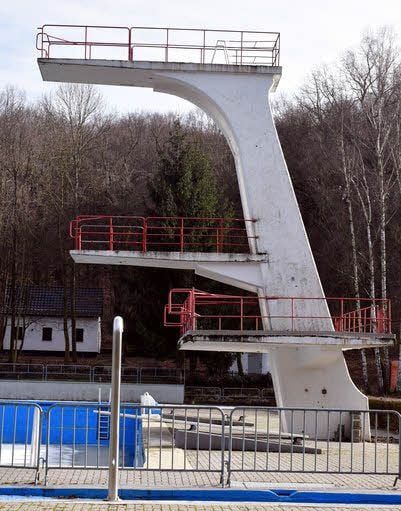 Der alte Sprungturm im Freibad Weißenfels