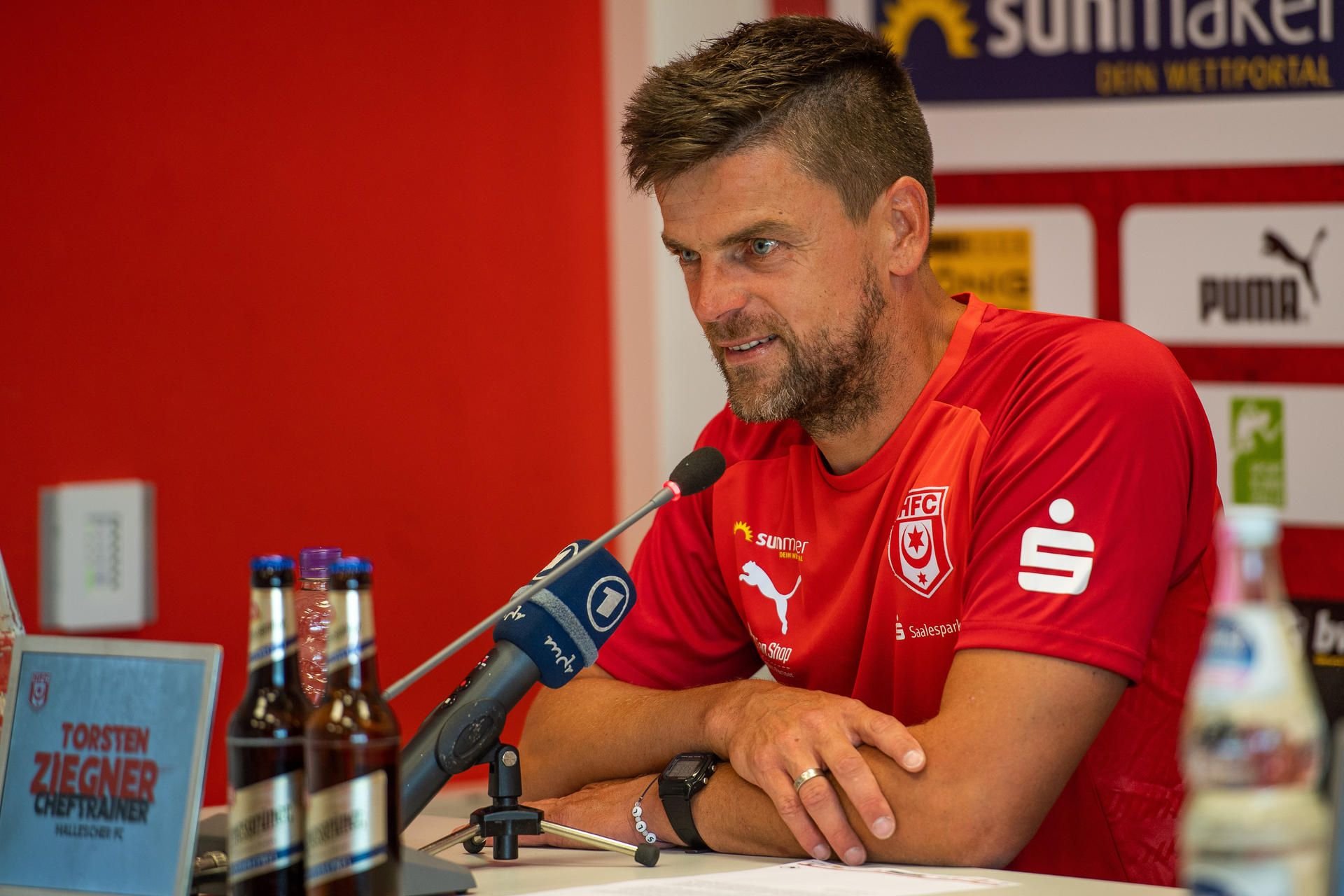 Gut gelaunt und betont optimistisch: HFC-Trainer Torsten Ziegner freut sich auf das erste Heimspiel der Saison.