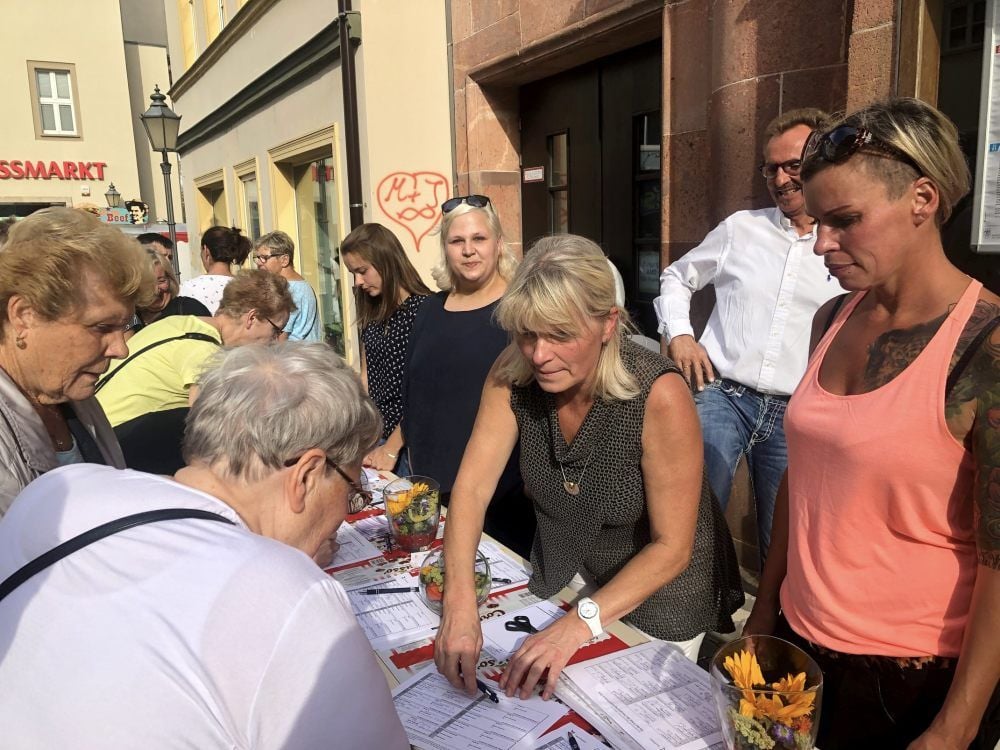 Gedränge herrschte am Sonntag am Stand von Mitarbeitern des Georgius-Agricola-Klinikums in Zeitz: Hunderte Zeitzer unterschrieben die Petition zum Erhalt des Krankenhauses in Zeitz und gegen einen weiteren Standortverlust nach Naumburg.