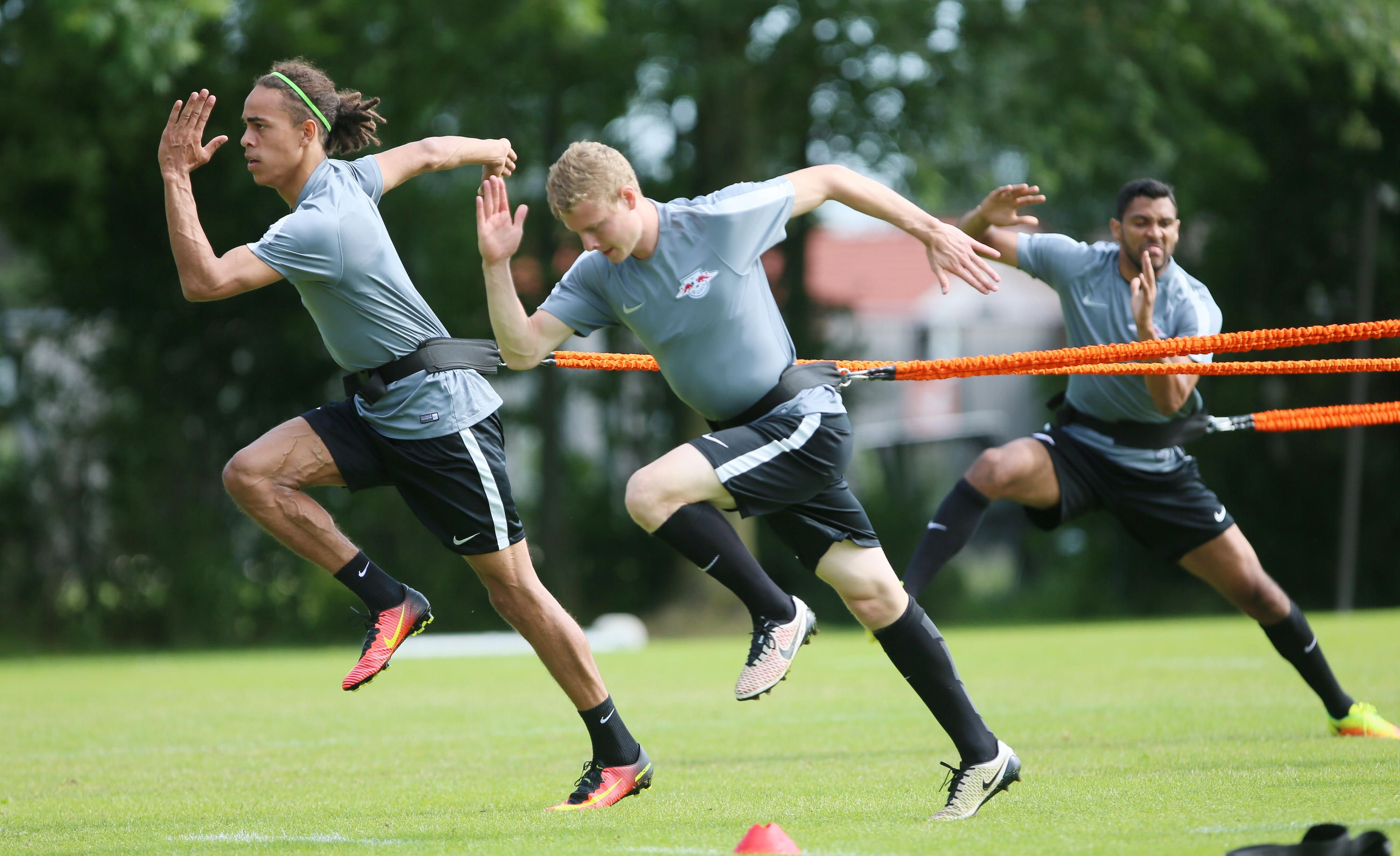 Yussuf Poulsen, Ken Gipson und Marvin Compper (v.l.) absolvieren eine Übung.