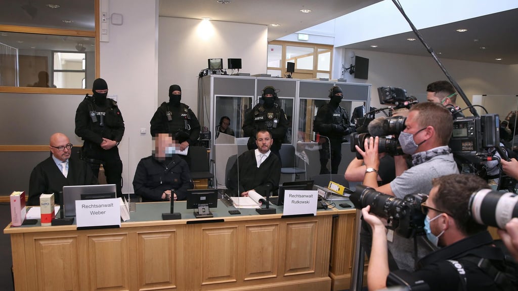 Unter strengen Sicherheitsvorkehrungen hat in Magdeburg der Prozess gegen den Halle-Attentäter begonnen.