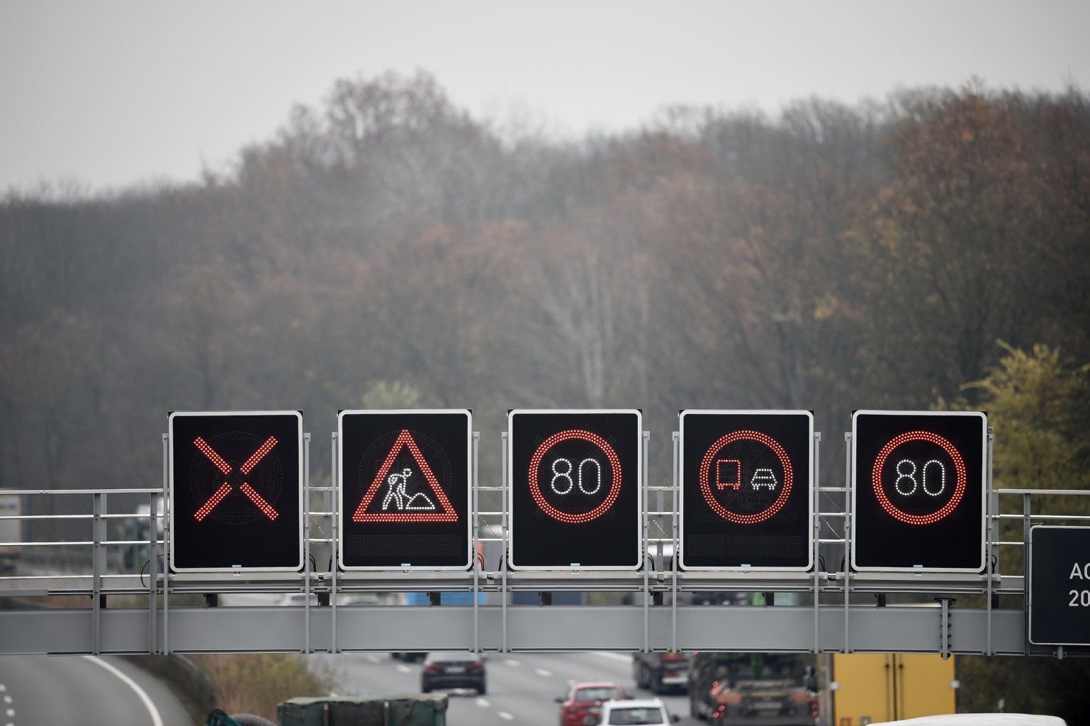 Schilderbrücke auf der Autobahn 2.
