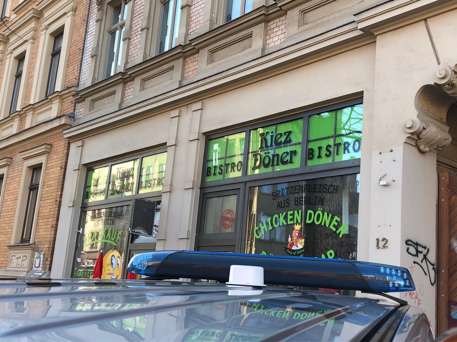 Neues Einschussloch im Schaufenster des Kiezdöners in der LuWu entdeckt.