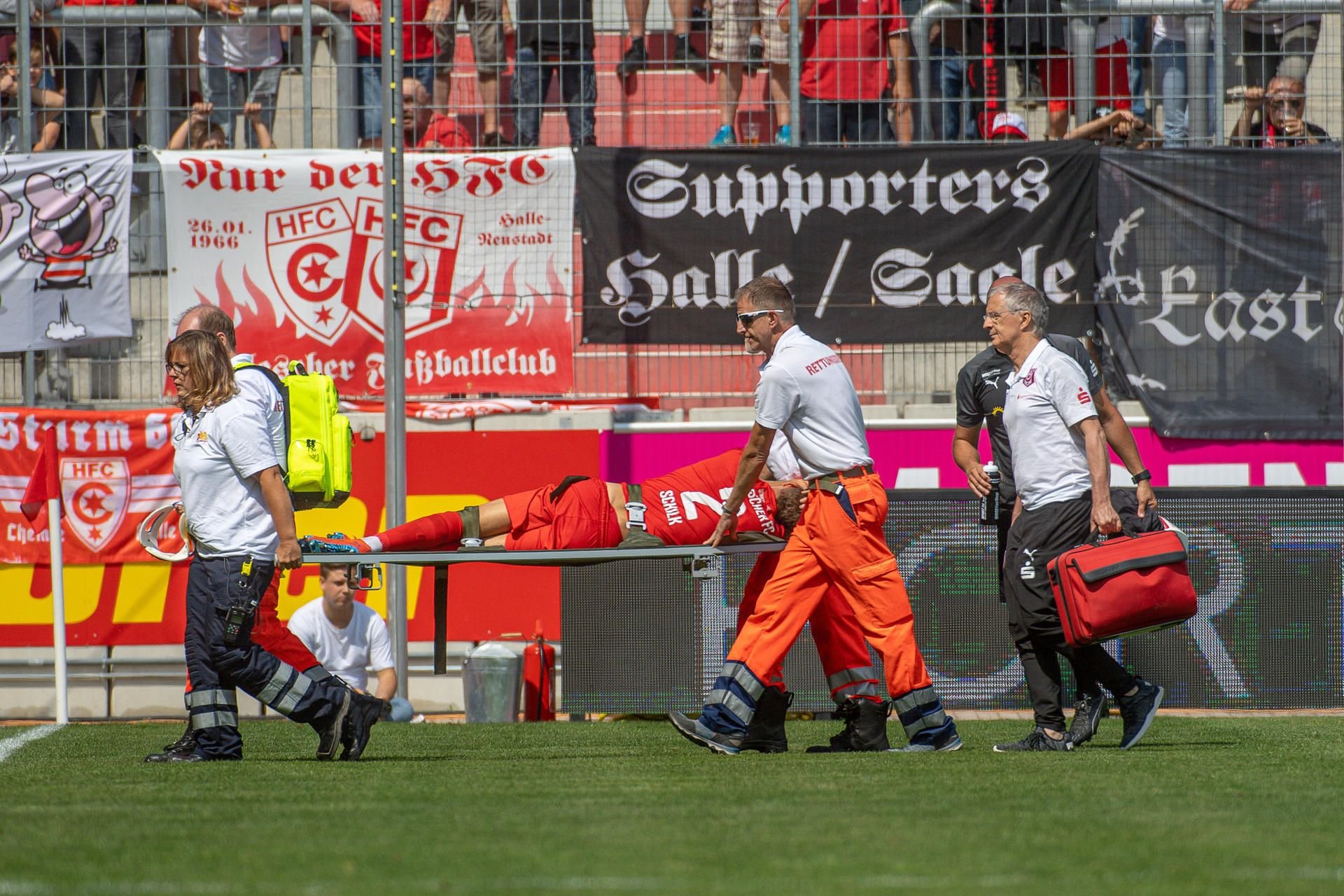 Tobias Schilk wird verletzt vom Feld getragen.