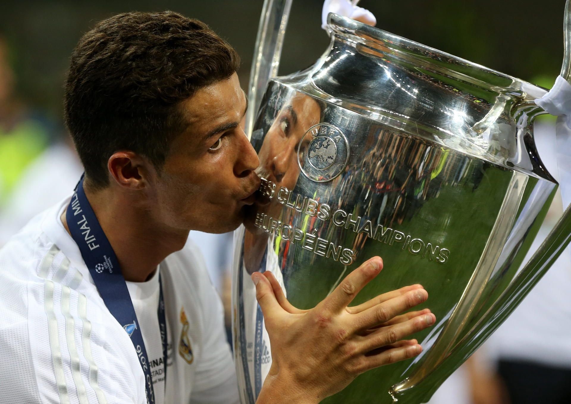 2016 in Mailand: Cristiano Ronaldo küsst die Königsklassen-Trophäe.