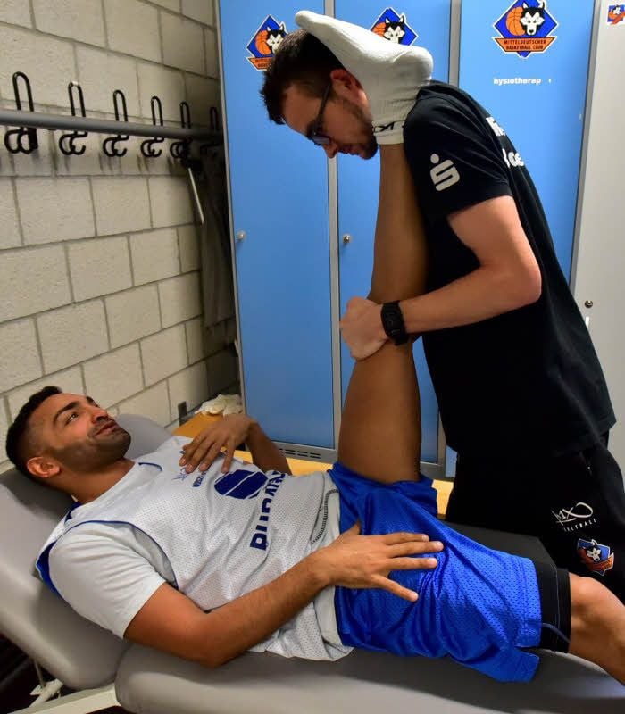 Achmadschah Zazai wird von Physiotherapeut Martin Jaschinski für das Chemnitz-Spiel fit gemacht.