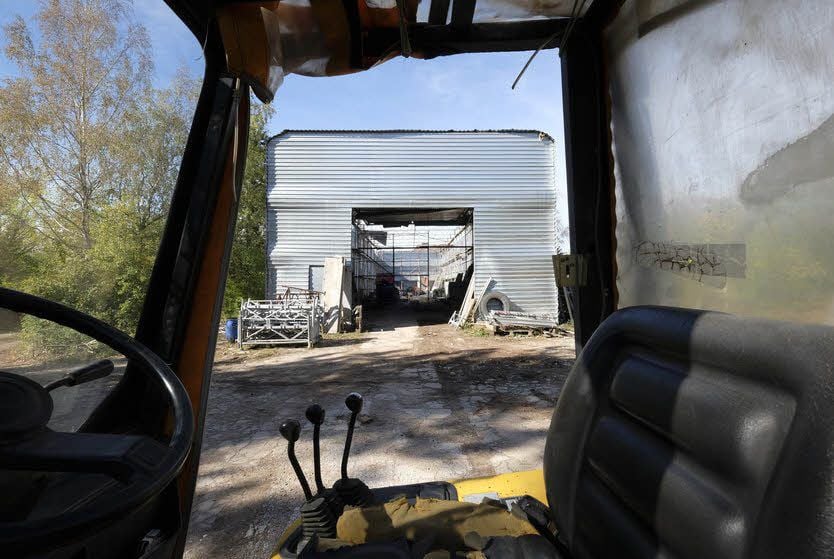 Baumaterialien und Maschinen sind auf dem Gelände untergebracht.