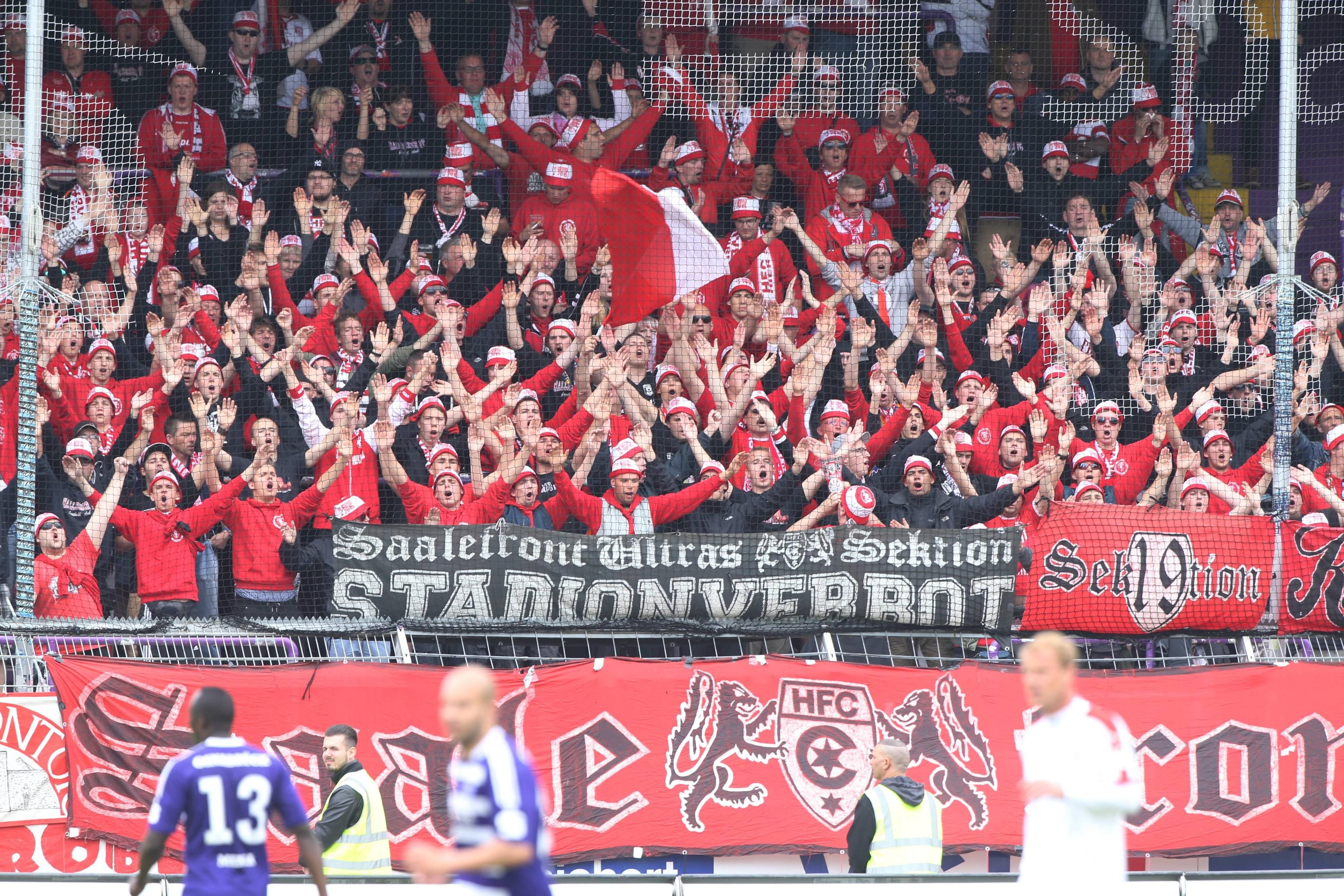 HFC-Fans in Osnabrück. Nach dem Spiel im November 2015 griff der Ordnungsdienst die Hallenser an.