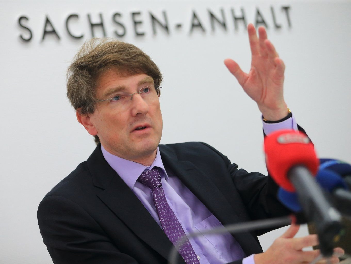 Ralf Seibicke, Präsident des Landesrechnungshofes Sachsen-Anhalts, stellt am 28.10.2014 in Magdeburg (Sachsen-Anhalt) den ersten Teil des Jahresberichtes 2014 seiner Behörde vor.