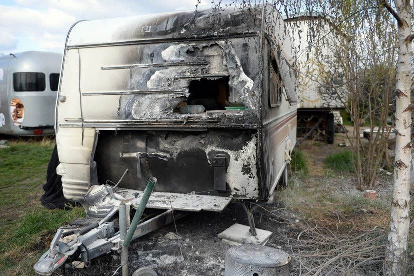 Mit Molotow-Cocktails wurde dieser Wohnwagen in Brand gesetzt.