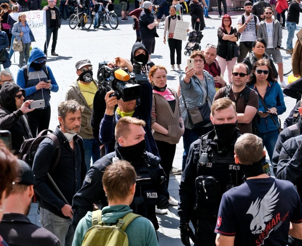 Der ZDF-Kameramann und TV-Journalist Arndt Ginzel (links daneben) wurden am Samstag auf der Corona-Demo in Halle von einigen Protestlern bedrängt. Die Polizei musste eingreifen.